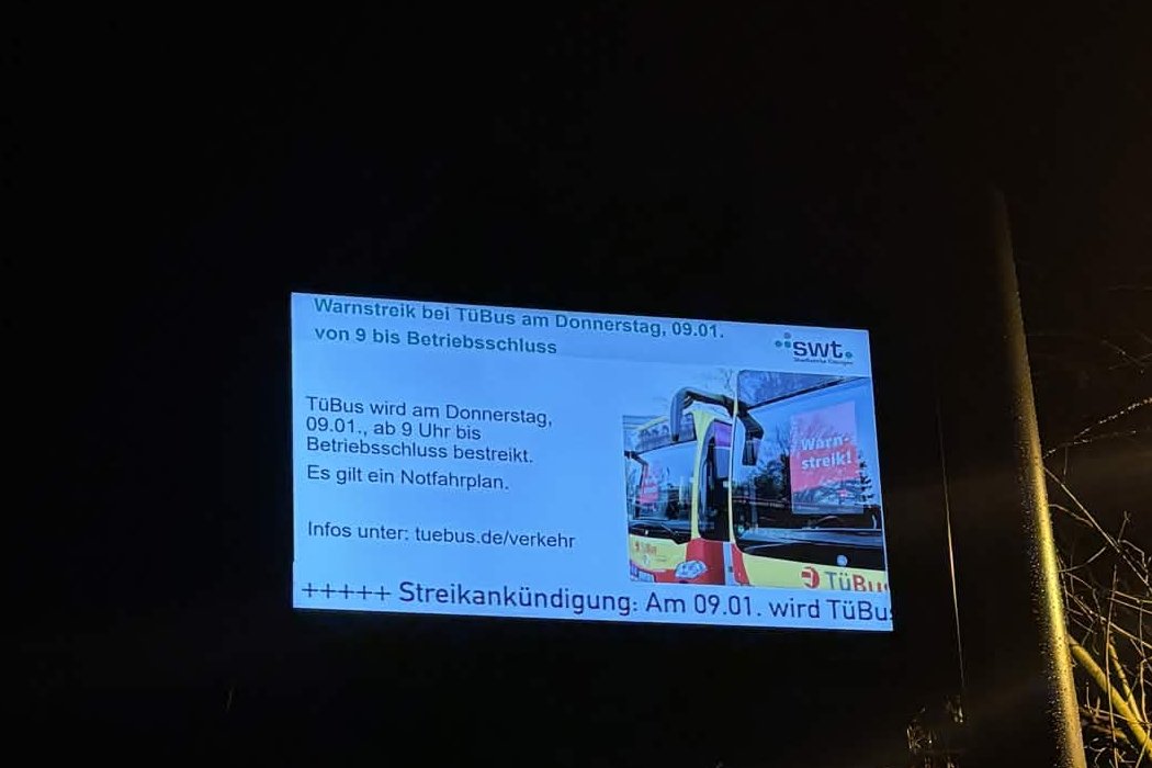 バス停のストライキ予告掲示板